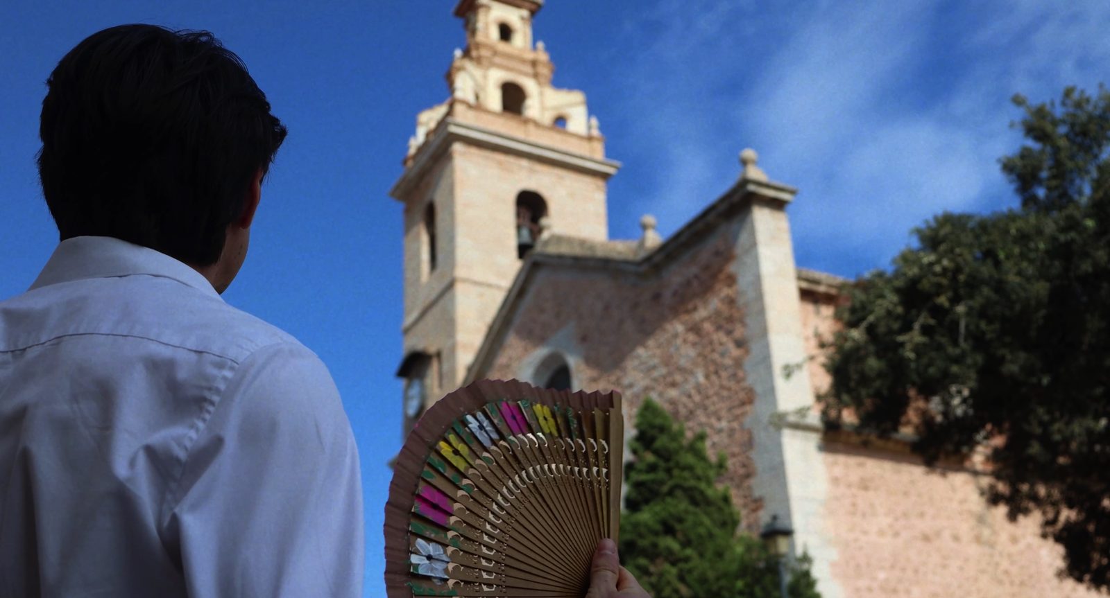El poeta frente a la iglesia de Pu&ccedil;ol con el abanico
