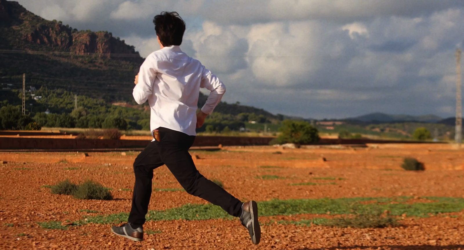 El poeta corriendo por el campo
